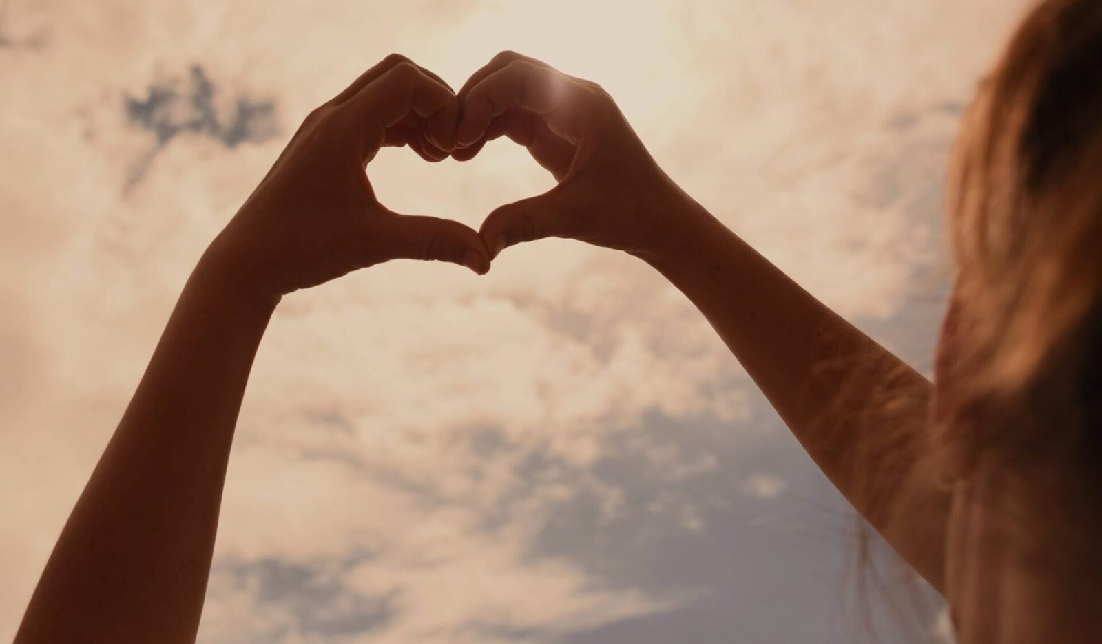persona formando un corazón con sus manos